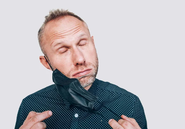 Retrato Del Hombre Cansado Quitándose Una Máscara Facial Negra Durante —  Fotos de Stock