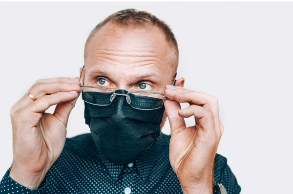 Porträtt Människan Glasögon Svart Ansiktsmask Covid Världs Pandemi Tittar Kameran — Stockfoto