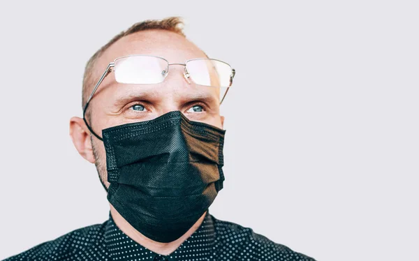 Porträtt Man Med Glasögon Och Svart Ansiktsmask Covid Världspandemi Självskydd — Stockfoto