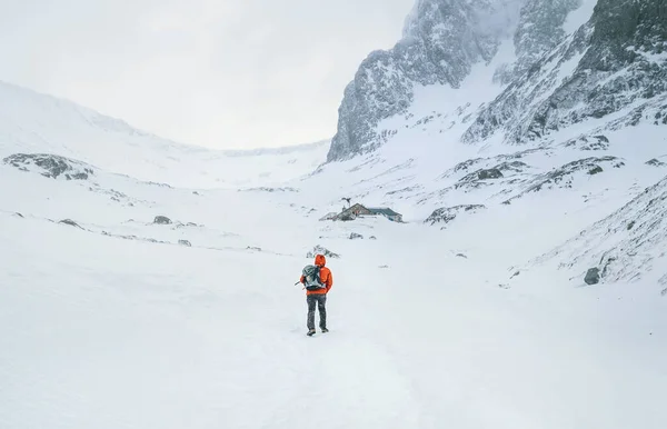 苏格兰高地 在多风的雪天 孤独的登山者有一个单独的冬天 本尼维斯 1345米的山顶在高山上接近 — 图库照片