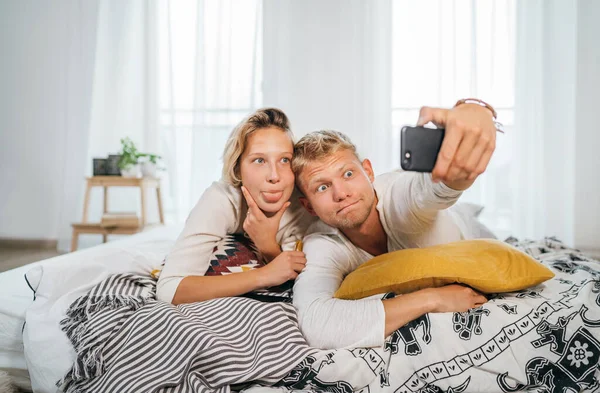 Alegre Pareja Jóvenes Adultos Pijama Tomando Una Foto Divertida Selfie — Foto de Stock