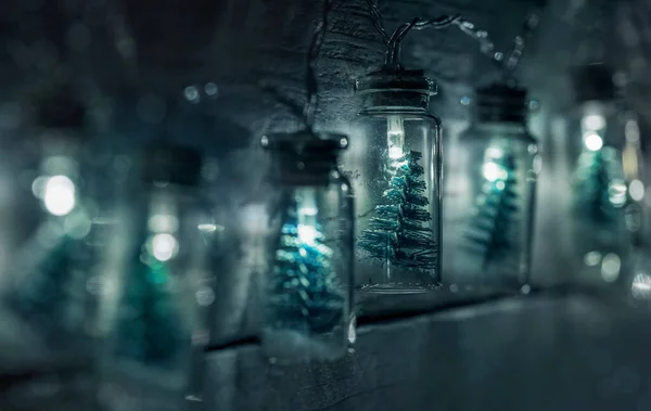 クリスマスの装飾電気ガーランド霜で覆われた冷たいトーンのライト クリスマスムードコンセプトイメージ — ストック写真