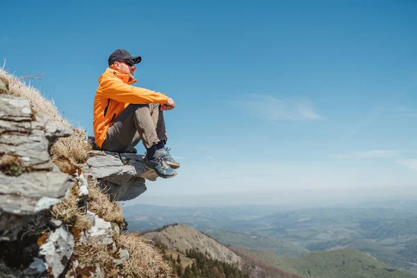 Aktive Menschen Und Europäisches Tourismuskonzept Bergwanderer Leuchtend Orangefarbener Jacke Mit — Stockfoto