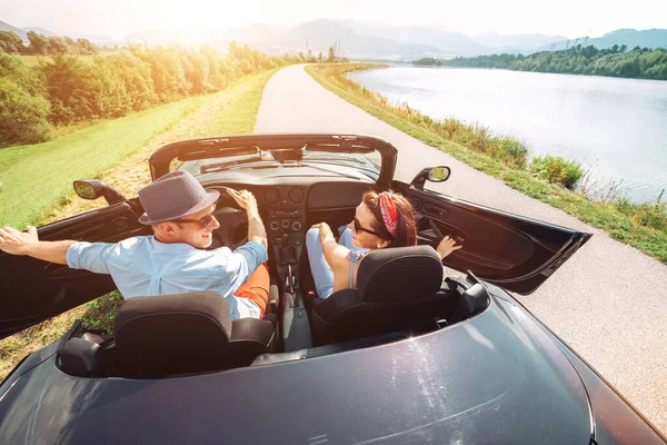 Couple Amoureux Entrer Dans Cabriolet Auto Décapotable Commencer Voyage Couple — Photo