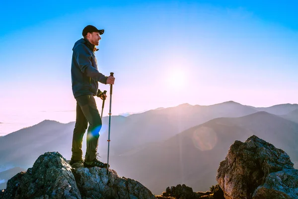 登山者站在悬崖边的远足杆子上 望着布满云彩的塔特拉山谷 成功的Velky Rozsutec 1610M高峰和成功的概念形象 — 图库照片