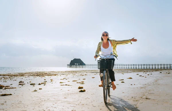 Ung Kvinna Klädd Ljus Sommar Kläder Glatt Kastade Upp Handen — Stockfoto