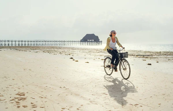 Medelålders Kvinna Klädd Ljus Sommar Kläder Ridning Gammal Vintage Cykel — Stockfoto