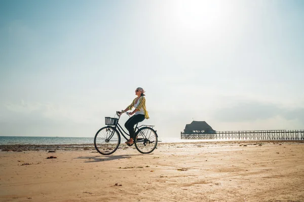 Ung Kvinna Klädd Ljus Sommar Kläder Ridning Gammal Vintage Cykel — Stockfoto