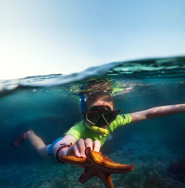 Undervattensfotografering Ung Tonårspojke Som Snorklar Med Dyk Ansiktsmask Blå Indiska — Stockfoto