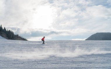 Hızlı giden kayakçı çocuk dağ tepesinden aşağı doğru gidiyor. Aktif kış sporu konsepti