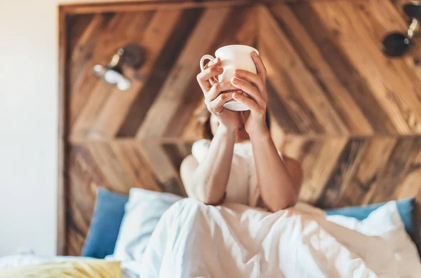 Luie Vrouw Liggend Onder Witte Deken Het Linnenbed Het Houden — Stockfoto