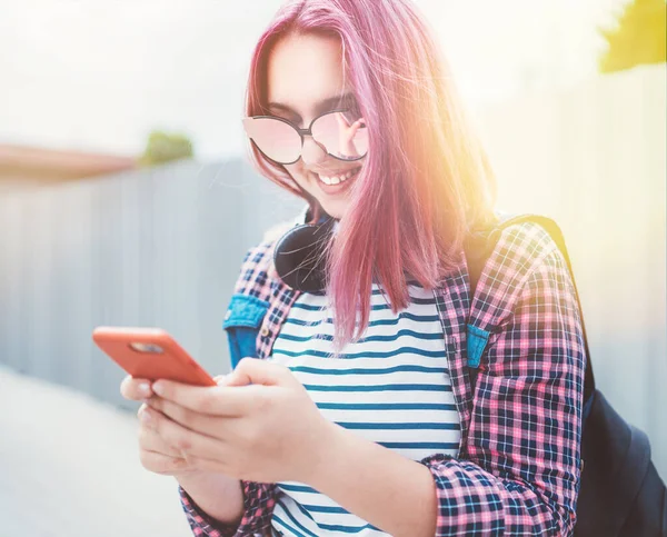 Krásná Moderní Mladá Usměvavá Žena Teenager Portrét Mimořádným Účesem Barvy — Stock fotografie