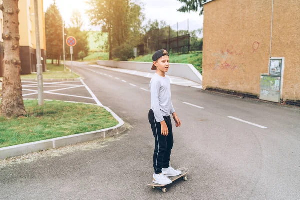 Niño Skater Adolescente Gorra Béisbol Montando Monopatín Asfalto Calle Carretera — Foto de Stock