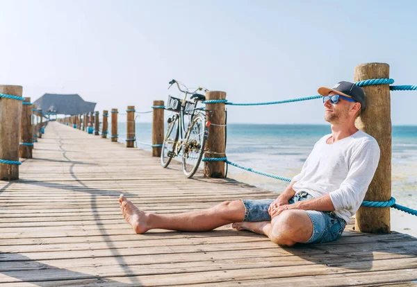 Ritratto Felice Uomo Sorridente Vestito Con Abiti Estivi Leggeri Occhiali — Foto Stock