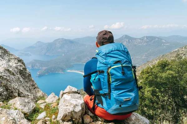 Backpacker Mann Sitzt Auf Einer Klippe Und Genießt Das Mittelmeer — Stockfoto