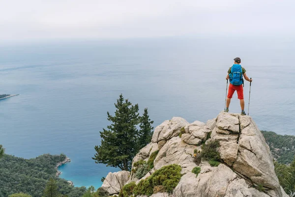 Homem Jovem Mochileiro Caminhante Usando Postes Trekking Desfrutando Mar Mediterrâneo — Fotografia de Stock