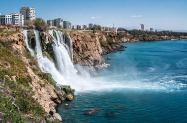 Aşağı Dden Şelaleleri 40 metreden Akdeniz 'e inanılmaz su bulutları içinde kayalık bir uçurumdan düşüyor. Türkiye 'nin Antalya kentinde turizm ve tatil beldesi fotoğrafı