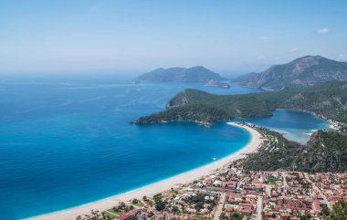 Akdeniz Körfezi Oludeniz Limanı 'nın nefes kesici manzarası Lycian Yolu yürüyüş noktası başlangıç noktası. Meşhur Likya Yolu Türk rotası. Dünya konsept resmini gezmek.