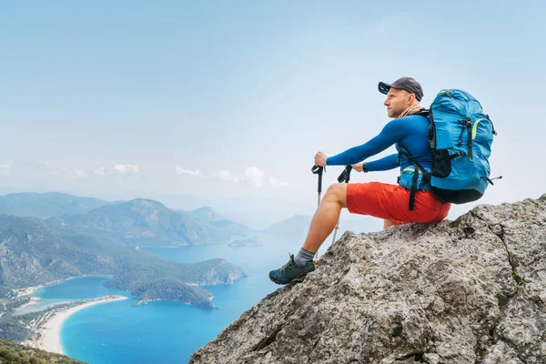 Giovane Uomo Zaino Spalla Seduto Sulla Scogliera Godersi Baia Del — Foto Stock