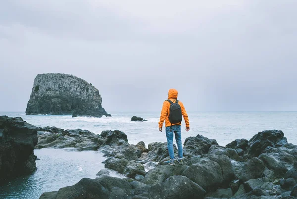 Hombre Mochilero Activo Vestido Chaqueta Impermeable Naranja Con Mochila Disfrutando — Foto de Stock