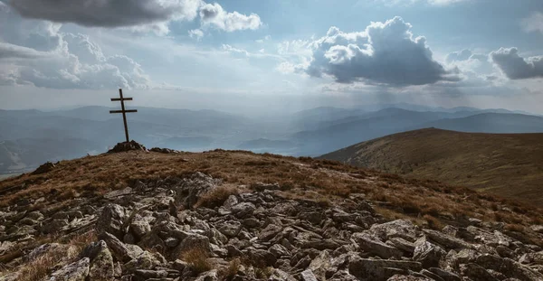 Patriarchalkreuz Auf Einem Berggipfel Mit Spektakulären Sonnenstrahlen Durch Die Wolken — Stockfoto