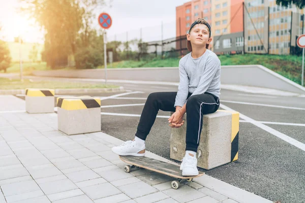 Teenager Skateboardista Chlapec Portrét Baseballové Čepici Starým Skateboard Ulici Města — Stock fotografie