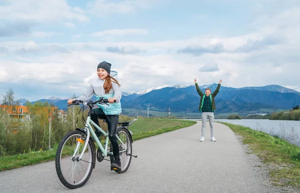 Усміхнені Діти Велосипедній Асфальтовій Доріжці Сніжними Горами Брат Допомагає Сестрі — стокове фото