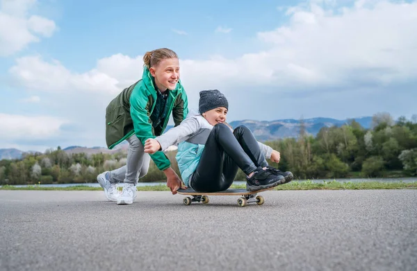 Crianças Rindo Divertir Usando Skate Irmão Empurrando Sua Irmã Sentada — Fotografia de Stock