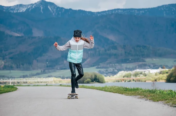 Roztomilé Děvče Skateboarding Longboardu Asfaltové Silnici Horské Krajiny Pozadí Půvabně — Stock fotografie
