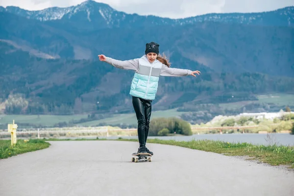 Söt Flicka Skateboard Longboard Asfaltvägen Med Ett Bergslandskap Bakgrund Hon — Stockfoto