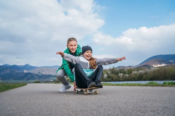 Lachende Kinder Haben Spaß Mit Dem Skateboard Bruder Schubst Seine — Stockfoto