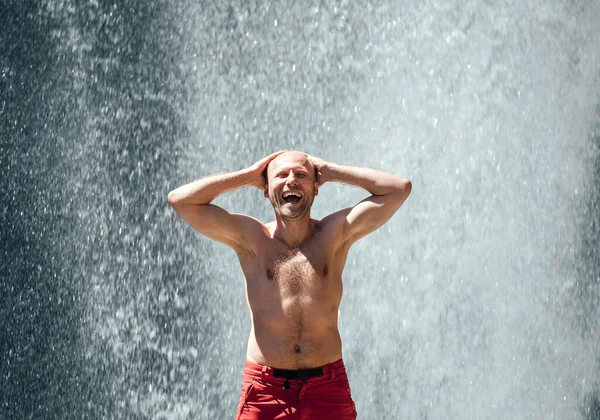 Medelålders Topless Uppriktigt Skrattande Man Som Står Berget Flodfallet Och — Stockfoto
