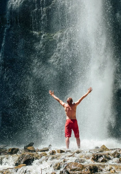 Мужчина Средних Лет Одевал Красные Шорты Стоящие Водопадом Горной Реки — стоковое фото