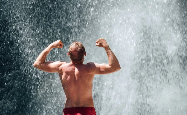 Medelålders Topless Man Står Berget Flod Vattenfall Steg Armarna Upp — Stockfoto