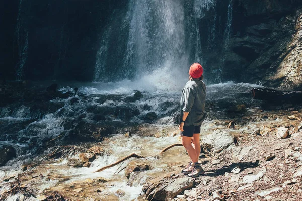 Femme Habillée Vêtements Actifs Trekking Debout Près Cascade Rivière Montagne — Photo