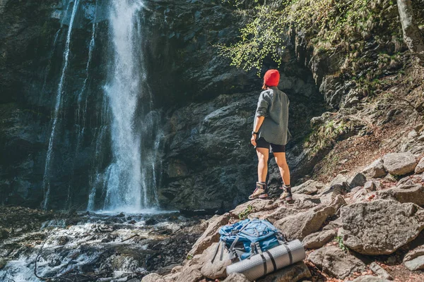 Kvinna Med Ryggsäck Klädd Röd Hatt Och Aktiva Trekking Kläder — Stockfoto