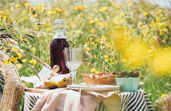 Serviertafel Stillleben Ansicht Mit Leckerem Dessertfruchtkuchen Und Vintage Geschirr Rotwein — Stockfoto
