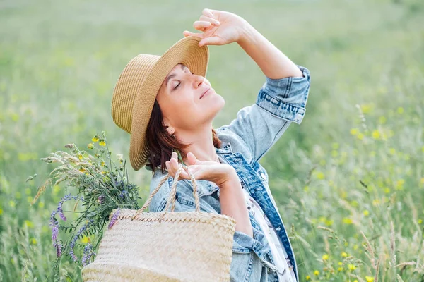 Het Portret Van Een Jonge Vrouw Sloot Ogen Genoot Van — Stockfoto