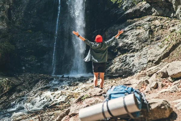 Donna Vestita Con Cappello Rosso Vestiti Trekking Attivo Vicino Alla — Foto Stock