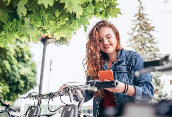 Porträt Eines Lächelnden Rot Gelockten Langen Haares Kaukasischen Teenie Mädchen — Stockfoto