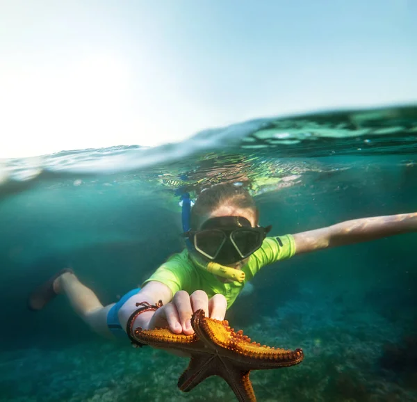 Undervattensfotografering Ung Tonårspojke Som Snorklar Med Dyk Ansiktsmask Blå Indiska — Stockfoto