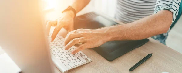 Escritor Digitando Teclado Computador Moderno Escrevendo Romance Sentado Mesa Madeira — Fotografia de Stock