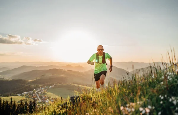 Actieve Berg Trail Loper Gekleed Helder Shirt Met Rugzak Sport — Stockfoto