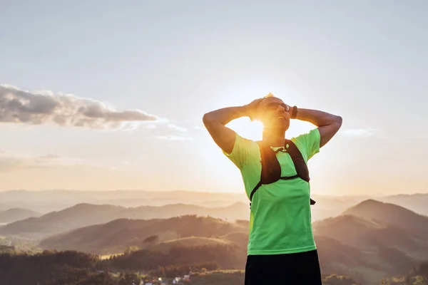 Porträtt Active Mountain Trail Löpare Klädd Ljusa Shirt Med Ryggsäck — Stockfoto