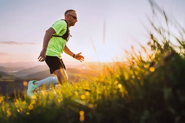 Medelålders Mountain Trail Löpare Man Klädd Ljus Shirt Med Ryggsäck — Stockfoto