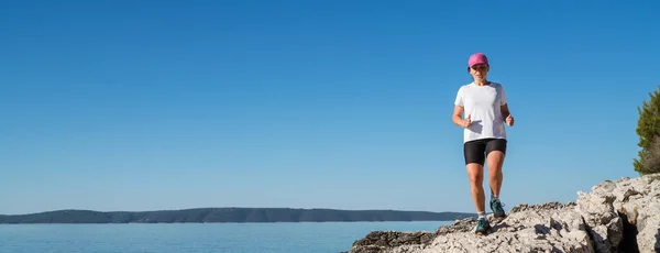 Junge Frauen Sportlicher Kleidung Und Pinkfarbener Mütze Genießen Das Morgendliche — Stockfoto