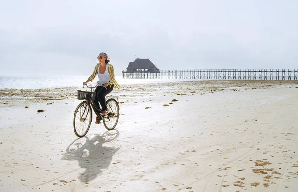 Mulher Meia Idade Vestida Roupas Leves Verão Andando Bicicleta Vintage — Fotografia de Stock