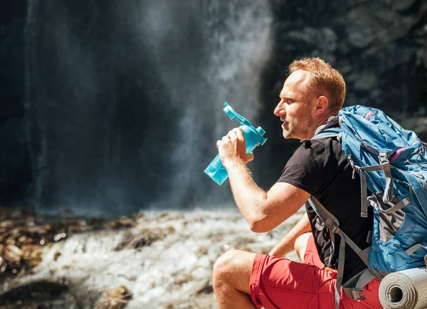 Homem Com Mochila Vestida Com Roupas Ativas Trekking Bebendo Água — Fotografia de Stock