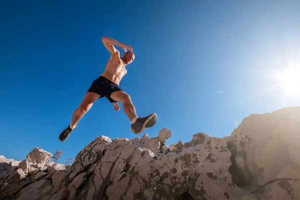 Aktywne Szybkie Bieganie Górskie Spocone Ciało Muskularne Niebo Biegacz Skacząc — Zdjęcie stockowe