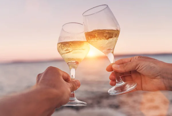 Casal Apaixonado Clinking Com Copos Vinho Branco Enquanto Eles Desfrutam — Fotografia de Stock